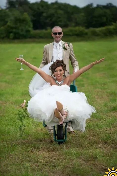 wedding photo in the wheelbarrow #classfun x Wedding Wheelbarrow, Layered Table, Wheel Barrow, Engagement Picture Outfits, Photoshop Fail, Funny Photoshop, Wedding Exits, Feather Wedding, Wedding Styling