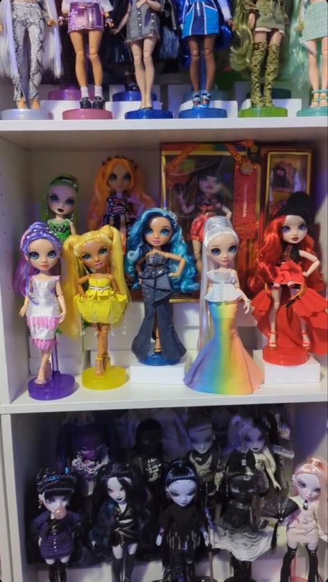 Shadow high doll collection From @jaredolls on instagram Rainbow High Doll Collection, Rainbow High Display, High Pics, Doll Room, Licca Chan, Wild Kratts, Doll Display, Star Wars Ships, Birthday Halloween Party