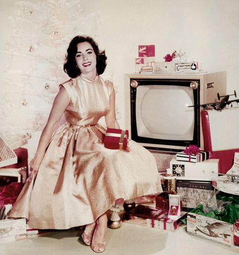 Stacy London's Tips For Holiday Dressing Stacy London, Vintage Christmas Photos, Vogue Ukraine, Hollywood Vintage, Loretta Young, Look Retro, Priscilla Presley, Bettie Page, Judy Garland