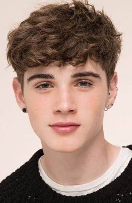 35 Stylish Young Men Haircuts for 2022 - The Trend Spotter Young Mens Hairstyles, Young Men Haircuts, Round Face Men, Men's Long Hairstyles, Men Haircut Styles, Corte De Cabelo Masculino, Round Face Haircuts, Short Hair Styles For Round Faces, Fringe Hairstyles