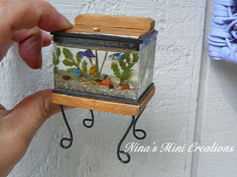 1:12 scale miniature aquarium made from a Reutter Porzellan box ... Coastal Dollhouse, Miniature Aquarium, Doll House Pets, Dollhouse Projects, Miniature Rooms, Barbie Toys, Miniature Diy, Miniatures Tutorials, Barbie House