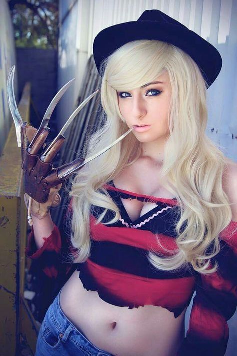 Kayla erin Batman Christian Bale, Comic Costume, Geek Women, Batman Begins, Amazing Cosplay, Freddy Krueger, Comics Girl, Christian Bale, Geek Girls