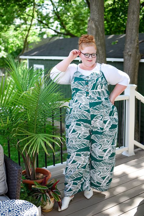 A plus size summer jumpsuit outfit inspired by overalls and pinafores. Layer a sleeveless style over a sleeve tee for a cute layered look. Plus Size Vintage Casual, Plus Size Jumper Outfit, Layered Jumpsuit Outfit, Plus Size Layered Outfits, Plus Size Jumpsuit Outfit Casual, Plus Size Jumpsuit Outfit, Jumpsuit Outfit Plus Size, Overalls Outfit Plus Size, Summer Layers Outfit