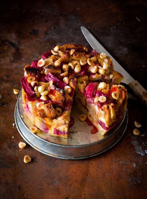 Rhubarb and Hazelnut Bread and Butter Cake - Dish Hazelnut Bread, Pudding Caramel, Roasted Rhubarb, Self Saucing Pudding, Big Food, Roasted Walnuts, Butter Cake Recipe, Winter Dishes, Roasted Nuts