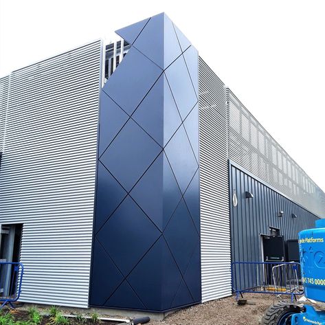 Blue Facade Architecture, Warehouse Facade Industrial, Aluminium Panel Facade, Factory Facade Design, Industrial Building Facade, Metal Panels Facade, Blue Facade, Aluminum Facade, Warehouse Architecture