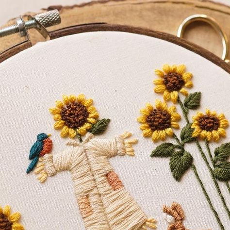 Magnus & Quill Embroidery on Instagram: "August is starting to feel a little bit like autumn! This design reminds me of that transition time where we’re still in summer, but fall is sooo close! 

The sunflowers in my garden are in full bloom right now, and the birds are also out in full-force eating whatever they can get a hold of 🙈 I found myself wishing for a scarecrow, and so this design was inspired!

Pattern is available as a PDF Digital Download on Etsy, LINK IN BIO:

Includes:
🌿Step By Step instructions (with photos of the actual pattern being stitched)
🌿Template to trace the design onto fabric
🌿Colour Guide (dmc)
🌿Supply List (including needle size, hoop size, best fabric to use)
🌿YouTube Tutorials (access to private YouTube videos showing the actual pattern being stitched so Sunflower Embroidery Pattern Design, Sunflower Embroidery Pattern, Embroidery Pattern Design, Sunflower Embroidery, Colour Guide, Fabric Colour, Supply List, In Full Bloom, Youtube Tutorials