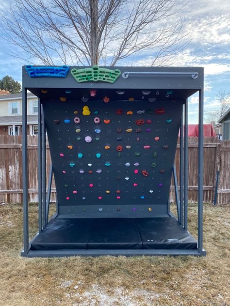 Outdoor Bouldering Wall, Outdoor Climbing Wall, Diy Climbing Wall, Rustic Outdoor Spaces, Climbing Wall Kids, Rock Climbing Training, Home Climbing Wall, Climbing Training, Bouldering Wall