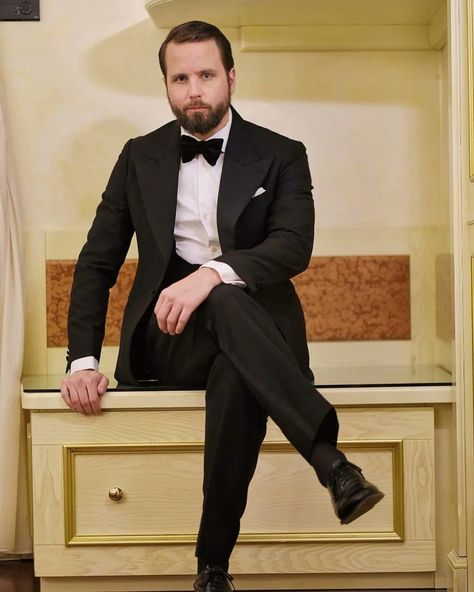 derek guy on X: "Black tie is fundamentally party clothes, so they can be fun. You can wear tartan velvet dinner jackets with Prince Albert slippers or Belgian loafers if you want. But a governing principle should be elegance. Widening sleeves and pants here will help in this regard. https://t.co/TkVHkmR7GZ" / X Belgian Loafers, Dinner Jackets, Velvet Dinner Jacket, Black Tie Attire, Double Breasted Tuxedo, Formal Vest, Dinner Suit, Formal Shirt Dress, Cream Jacket