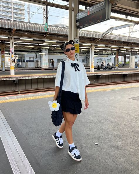 24hrs in japan 🕶️ Japanese Streetwear Women Tokyo Fashion, Japan Style Outfits Casual, Japan Trip Outfit, Tokyo Outfits Japanese Street Styles, Japan Street Style Women, Japan Fashion Women, Japan Style Outfits, Japan Street Style, Japanese Streetwear Women