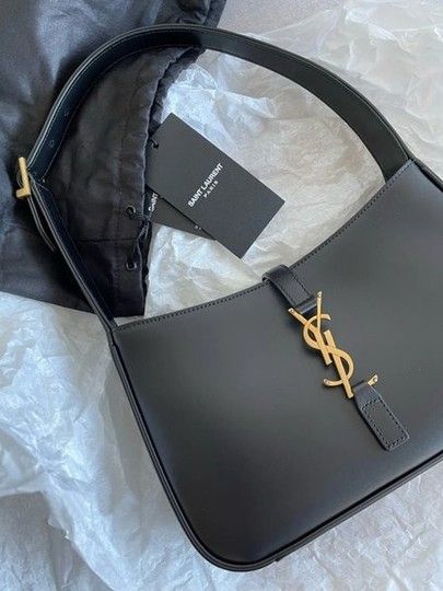 Sac Yves Saint Laurent, Wallpers Pink, Expensive Bag, Sacs Design, Luxury Bags Collection, Black Color Hairstyles, Color Hairstyles, Bag Obsession, Buy Bags