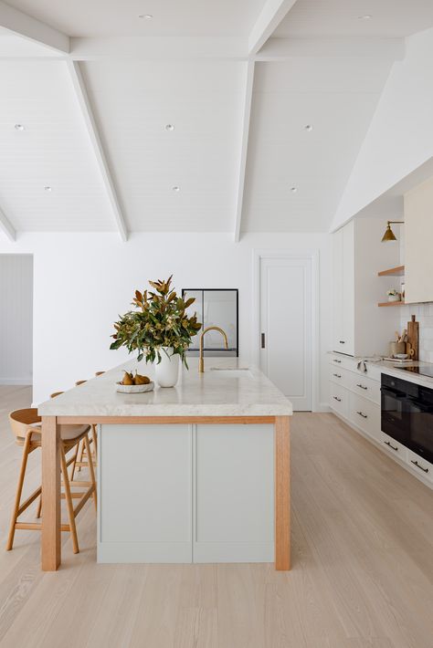 Kiama Kin / Blonde Ash Contemporary Farmhouse Kitchen, Simple Beach House, Summer Drive, Inspiring Homes, Scandi Kitchen, Engineered Timber Flooring, Australian Style, Beach House Kitchens, St Peters