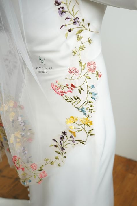 Amber Colorful Floral Wedding Veil / Wildflower Veil - Etsy Floral Veils, Wildflower Veil, Green Veil, Veil Embroidery, Colorful Floral Wedding, Floral Wedding Veil, Floral Wedding Veils, Embroidered Veil, Color Veil