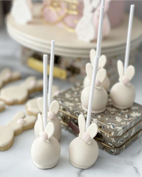 Easter Event Ideas, Bunny Cake Pops, Bunny Baby Shower Theme, Baby Shower Cakes Neutral, Pop Cake, Easter Baby Shower, Bunny Birthday Party, Easter Napkins, Baby Shower Treats