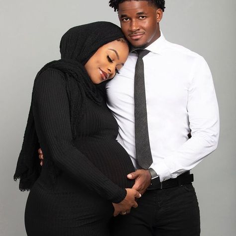 Maternity Shoot Black Women, Pregnancy Photos Couples, Muslim Bridal, Maternity Photography Poses Pregnancy Pics, Couple Pregnancy Photoshoot, Maternity Photoshoot Outfits, Maternity Black Dress, Cute Birthday Outfits, Mode Turban