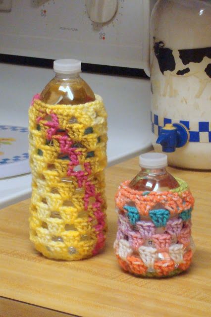 Bottle Cover's ~  Free pattern Make a cord or sew a ribbon on it and you could wear it over your shoulder while out and about. Crochet Water Bottle Cozy Free Pattern, Water Bottle Cozy Crochet Pattern, Crochet Jar Covers Free Pattern, Crochet Baby Carrier, Crochet Bottle Cover, Jar Covers, Bottle Cozy, Crochet Water Bottle Holder, Kitchen Crochet