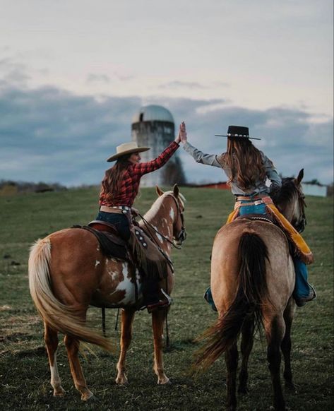 Friend Senior Pictures, Horse Photoshoot Ideas, Country Best Friends, Western Photo Shoots, Cowgirl Photoshoot, Horse Photography Poses, Foto Cowgirl, Cowgirl Photo, Pictures With Horses