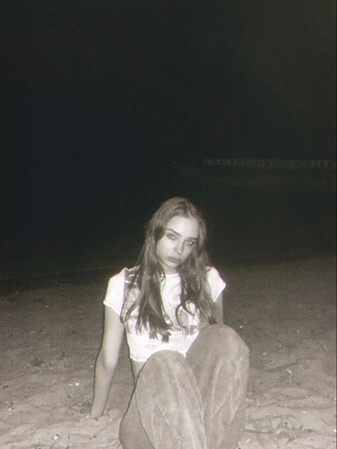 Beach Vacation Pictures, Dark Beach, Evening Pictures, Cute Beach Pictures, Beach Instagram Pictures, Beach At Night, Beach Night, Night Pictures, Beach Pictures Poses