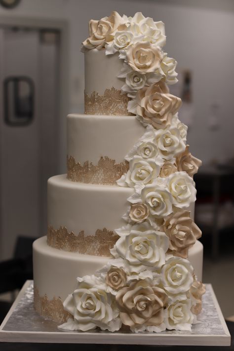 Gold Lace Wedding Cake, Super Torte, White And Gold Wedding Cake, Quince Cake, Rose Gold Wedding Cakes, White And Gold Wedding, Rose Gold Lace, Wedding Cake Roses, Lace Wedding Cake