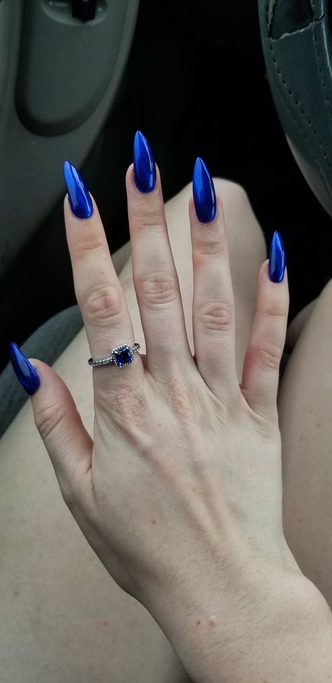 Nails Cat Eye Effect Blue, Royal Blue Nails Aesthetic, Matalic Nails Acrylic Blue, Sapphire Blue Acrylic Nails, Sapphire Nail Ideas, Royal Blue Cat Eye Nails, Navy Blue Cat Eye Nails, Blue Sapphire Nails, Sapphire Nails Acrylic