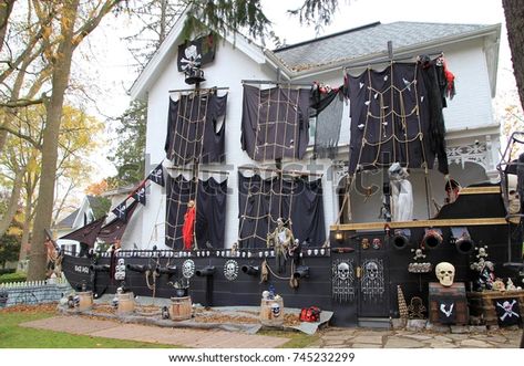 Diy Halloween Pirate Ship, Halloween Pirate Ship, Pirates Ship, Pirate Ships, Pirate Queen, Pirate Halloween, Queen Costume, Pirate Ship, Halloween Boo