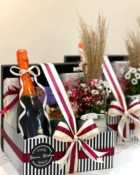 Corporate Christmas Hamper Ideas, New Year Corporate Gifts, Christmas Gift Hampers Ideas, Bespoke Gifting, New Year Hampers, Corporate Hampers, Luxury Corporate Gifts, Christmas Gift Themes, Hamper Ideas