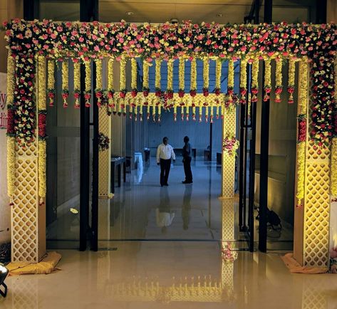 Wedding Hall Door Decorations, Marriage Hall Decoration, Hall Door, Leaf Decor Wedding, Marriage Hall, Indian Wedding Decorations Receptions, Elegant Entrance, Classy Wedding Decor, Reception Stage