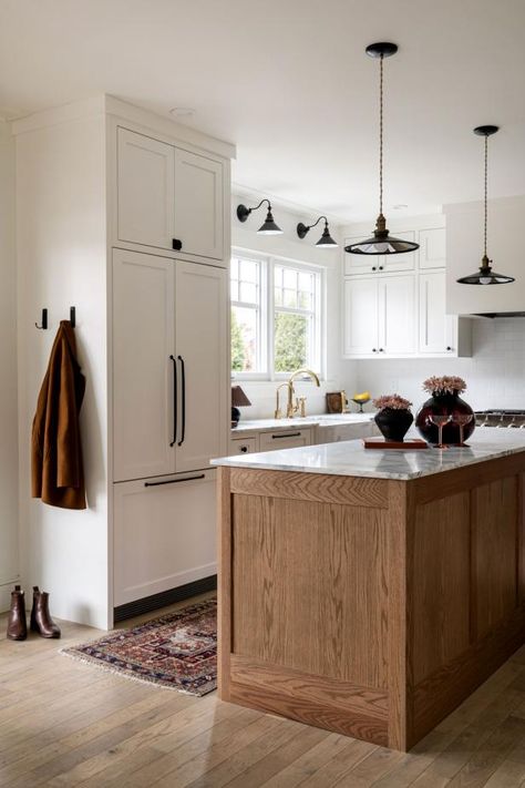 Transitional Kitchen Cabinets, Remodel Interior Design, Kitchen Neutral, Beautiful White Kitchens, Neutral Dining Room, Inspiration Interior Design, Transitional Dining Room, Neutral Kitchen, Wood Kitchen Island