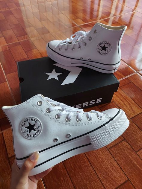 Cute Converse Shoes, Chuck Taylor Converse, Pretty Sneakers, Shoes For School, Nike Shoes Girls, Jordan Shoes Girls, Pretty Shoes Sneakers, Shoes Heels Classy, All Nike Shoes