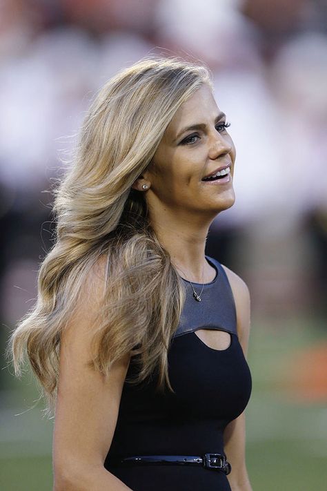 Samantha Ponder is an American sportscaster. She is currently a reporter/host for ESPN college football and basketball sideline reporter. She is married to Minnesota Viking's quarterback Christian Ponder. Audition Makeup, Sam Ponder, Samantha Ponder, Viking Hairstyles, Female News Anchors, Jennifer Hawkins, Sugar Spice And Everything Nice, Beauty And Brains, Most Beautiful People