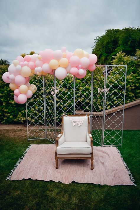 Gift Opening Chair Shower Ideas, Bridal Shower Gift Opening Backdrop, Baby Shower Gift Opening Area, Baby Shower Sitting Area For Mom, Bridal Shower Gift Opening Area, Baby Shower Open Gift Display Ideas, Back Yard Baby Shower Decoration, Bridal Shower Present Opening Chair, Flower Wall Decor Diy