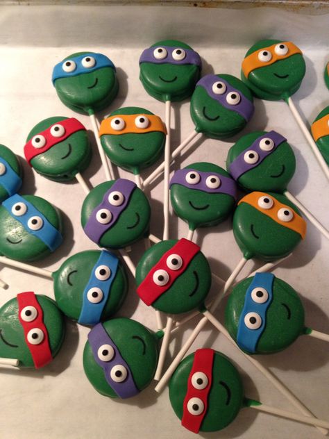 TMNT chocolate covered oreos! Tmnt Party Games, Ninja Turtle Treats, Tmnt Treats, Ninja Turtle Cake Pops, Tmnt Birthday Party Ideas, Ninja Turtle Birthday Cake, Ninja Turtle Theme, Tmnt Cake, Mutant Ninja Turtles Party