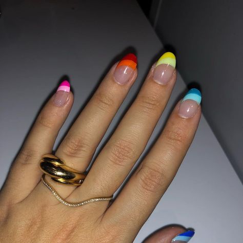 Rainbow Toe Nails, Emily Weiss, Easy Nail Designs Summer, Nails Rainbow, Rainbow Nails Design, Rainbow Nails, Kaia Gerber, Pastel Nails, Toe Nail Art