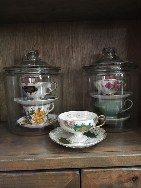 Tea Cup Display Ideas, Vintage Tea Cups Display, Collection Display Ideas, Antique Display Ideas, Tea Set Display, Tea Cup Display, Cup Display, Teacup Collection, Cloche Decor