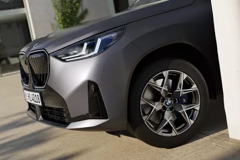 The New 2025 BMW X3: Elevating the Benchmark for Compact Luxury Crossovers Luxury Crossovers, Volvo Xc60, Sport Seats, Traffic Light, Infotainment System, Bmw X3, Fuel Efficient, Travel Lifestyle, Video Streaming