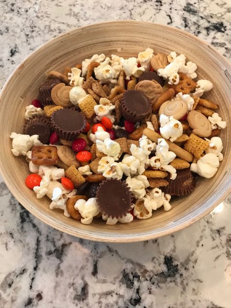 Popcorn Bowl Ideas, Popcorn And M&ms, Reeses Cups Recipe, Popcorn Dessert, Harvest Corn, Pop Popcorn, Reeses Peanut Butter Cups, Reeses Peanut Butter, Chex Mix