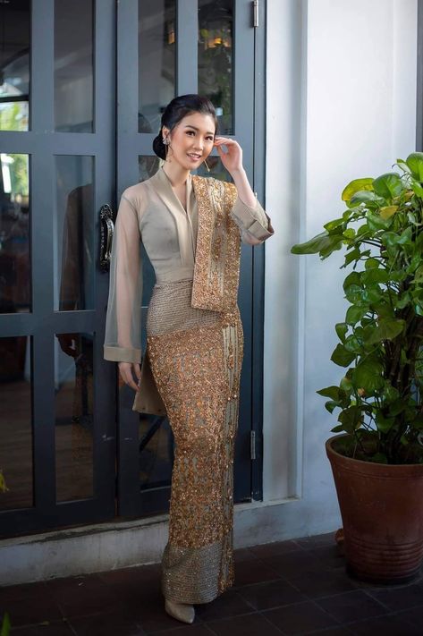 Burmese Clothing Traditional Dresses, Myanmar Clothes Traditional Dresses, Kebaya Silver, Songket Modern, Songket Kurung, Songket Kebaya, Dress Songket, Burmese Traditional Dress, Kebaya Songket