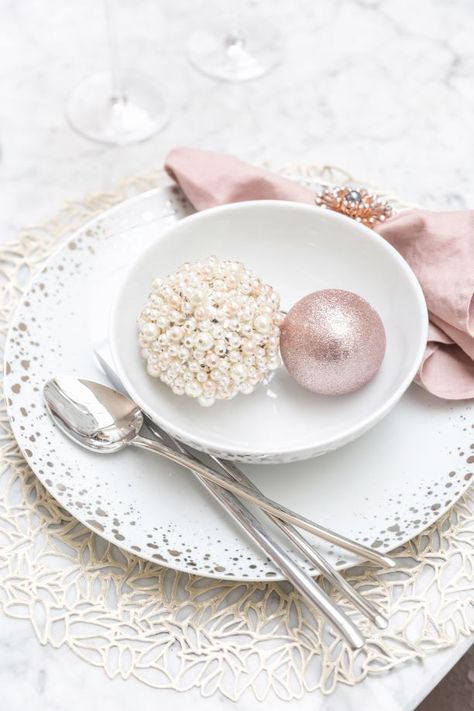 Amara | AmaraXmas2017 | Winter Blush | Christmas Inspiration | Elegant | Ethereal | Dusty Pink | Rose Gold | Feathers | Lace | Decadent | Coordinated | Pearls | Soft Pastel Interiors | Decorations | Interior | Interior123 | Interior Inspiration | Christmas Tree Pastel Interiors, Blush Christmas, Primitive Colors, Chirstmas Decor, Luxury Christmas Tree, Rose Gold Decor, Grey Christmas, Tablescape Inspiration, Silver Christmas Tree