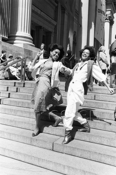 Both Debbie Allen and Phylicia Rashād, are legendary actresses, mothers, sisters and daughters. These sisters define class, grace and style. Phylicia Rashad, Image Positive, Debbie Allen, Vintage Black Glamour, Black Hollywood, The Jacksons, Classic Image, Foto Vintage, Moda Vintage