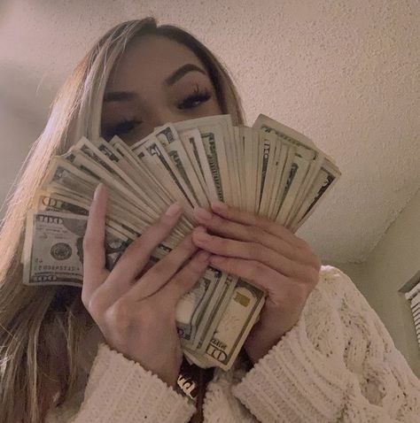 Money Poses For Women, Money Aesthetic Baddie, Women With Money Aesthetic, A Lot Of Money Aesthetic, Girl With Money Aesthetic, Girl With Money Pfp, Money Spread Girl, Poses With Money, Holding Money Pose