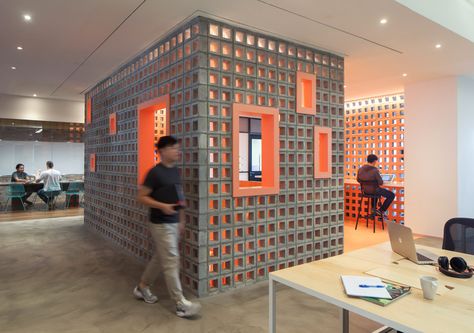 Airbnb reveals adaptable office spaces in London Sao Paulo and Singapore Airbnb Office, Small Office Interior Design, Interior Kantor, Innovative Office, Airbnb Design, Interior Design Singapore, Office Space Design, Luxury Office, Corporate Interiors