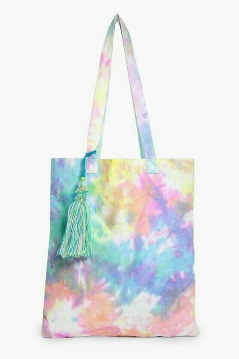 Mode Batik, Tie Dye Bags, Diy Tie Dye Designs, Diy Tie Dye Techniques, Canvas Bag Diy, Diy Tie Dye Shirts, Canvas Bag Design, Tie Dye Crafts, How To Tie Dye