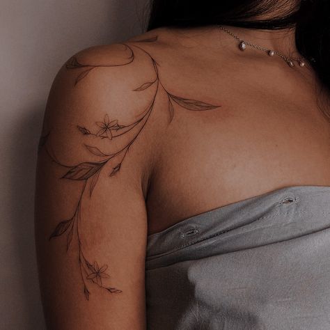 Around Arm Tattoo, Upper Arm Tattoos, Petite Tattoos, Spine Tattoos For Women, Shoulder Tattoos For Women, Collar Bone Tattoo, Classy Tattoos, Tattoo Ideas For Women, Arm Tattoos For Women