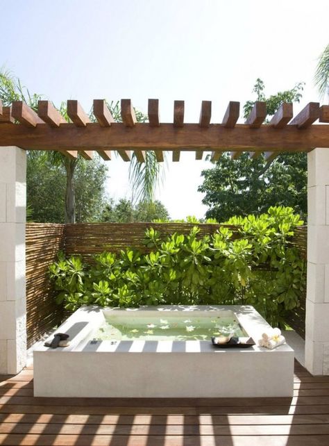 Patio Chico, Garden Bathtub, Outdoor Jacuzzi, Mini Piscina, Hot Tub Landscaping, Outdoor Hot Tub, Outdoor Bathtub, Diy Hot Tub, Hot Tub Backyard