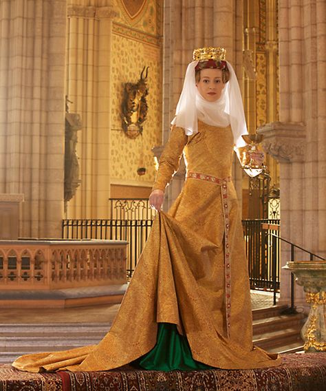 Royal Golden Dress from ca. 1400 returns to Denmark — Medieval Histories Golden Gown, Medieval Gown, Medieval Garb, Medieval Clothes, Golden Dress, Medieval Costume, Period Outfit, Medieval Clothing, Medieval Dress