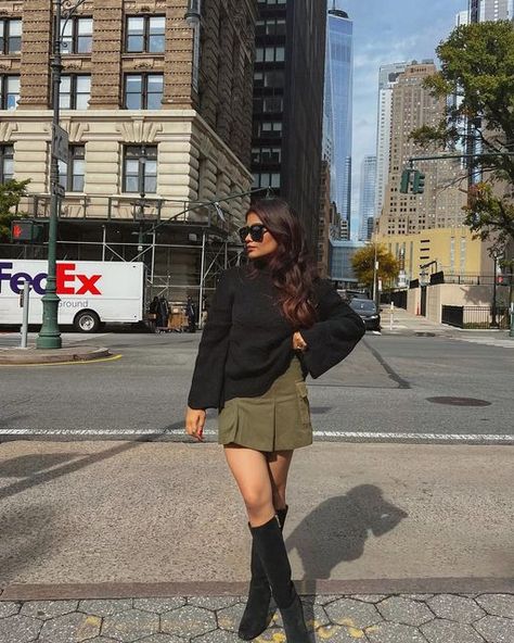 Cargo Skort Outfit, Green Cargo Skirt Outfits, Cargo Skirt Outfits, Mini Skirt Outfit Winter, Green Cargo Skirt, Cargo Skirts, Skort Outfit, Skirt Outfits Fall, Winter Skirt Outfit