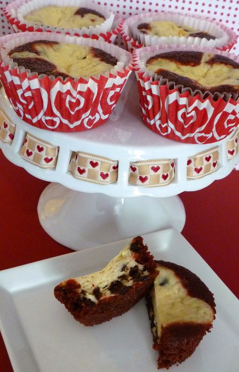 Black Bottom Cupcakes, Cupcake Cream, Red Velvet Cheesecake, Cupcake Pans, Filled Cupcakes, Valentines Cupcakes, Red Velvet Cupcakes, Black Bottom, Red Food Coloring