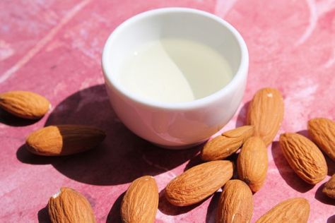 The Almond Water Recipe You Must Try Almond Water, Almond Oil Uses, Almond Oil Benefits, Almond Benefits, Homemade Shampoo, Acne Oil, Natural Hair Oils, Oil Benefits, Water Recipes