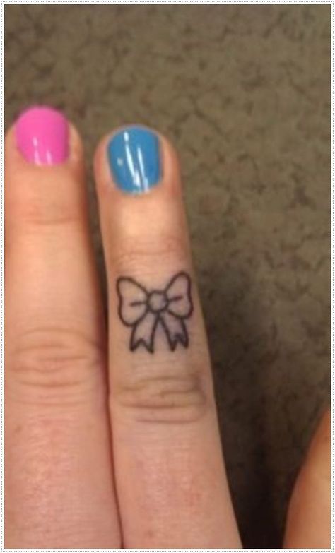 101 Small Tattoos for Girls That Will Stay Beautiful Through the Years Bow Finger Tattoos, Hanna Tattoo, Small Bow Tattoo, Tattoo On Finger, Bow Tattoo Designs, Simple Tattoos For Women, Finger Tats, Finger Tattoo Designs, Small Tattoos With Meaning