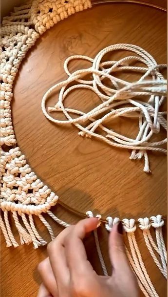 Diy Macrame Tutorial, Simpul Makrame, Pola Macrame, Boho Ideas, Plant Hanger Macrame, Macrame Wall Hanging Tutorial, Tutorial Macramé, Macrame Plant Hanger Tutorial, Macrame Mirror