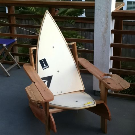 Erik's DIY surfboard adirondack chair, wouldn't want to waste a FireWire though... Make Outdoor Furniture, Diy Surfboard, Build Outdoor Furniture, Boat Diy, Surf House Decor, Longboard Design, Surf Room, Diy Kids Furniture, Surfboard Decor